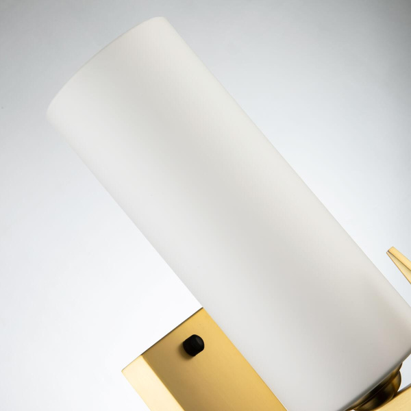 Купить Favourite 2623-1W настенный светильник Каркас цвета латунь с элементами черного цвета, плафон из белого матового стекла