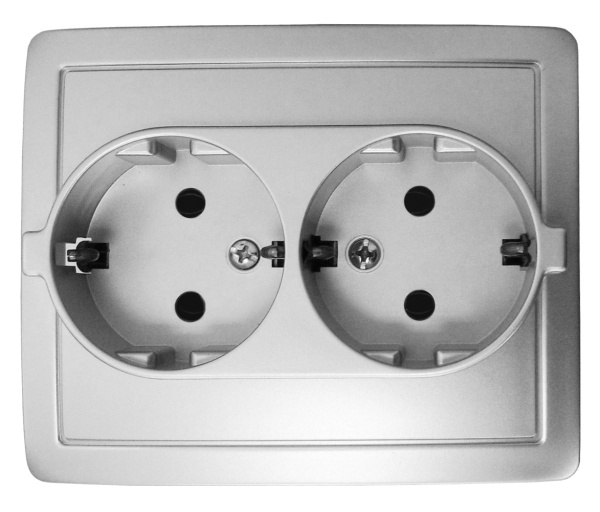 Simon 15 Алюминий Розетка двойная с заземлением 2*2Р+Е без шторок, винт.зажим,16А, 250В 1590456-033