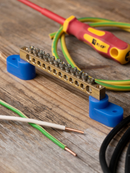 Купить EKF PROxima Шина "0" N (6х9мм) 12 отверстий латунь 2 синих угловых изолятора