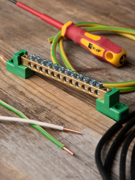 Купить EKF PROxima Шина "0" PE 6x9мм 12 отверстий латунь с контактной пластиной 2 зелёных угловых изолятора