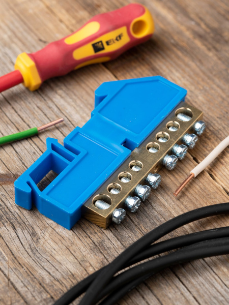 Купить EKF PROxima Шина "0" N (8х12мм) 8 отверстий латунь синий изолятор на DIN-рейку