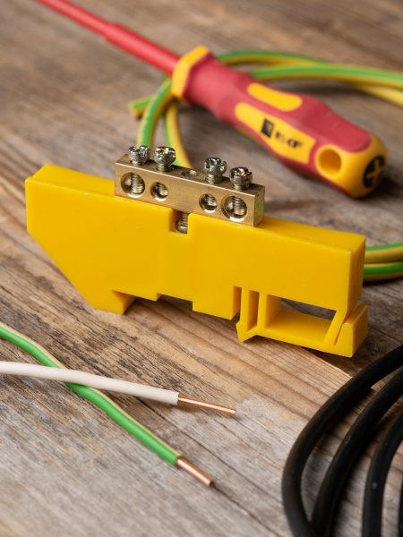 Купить EKF PROxima Шина "0" N (6х9мм) 4 отверстия латунь желтый изолятор на DIN-рейку