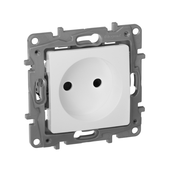 Legrand Etika Белый Розетка б/з со шторками, винтовые клеммы 672234
