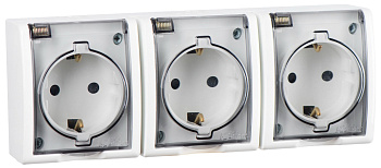 Simon 15 Aqua Белая Розетка 3-ая с/з с крышкой с защитными шторками наружная, IP54 1594447-030