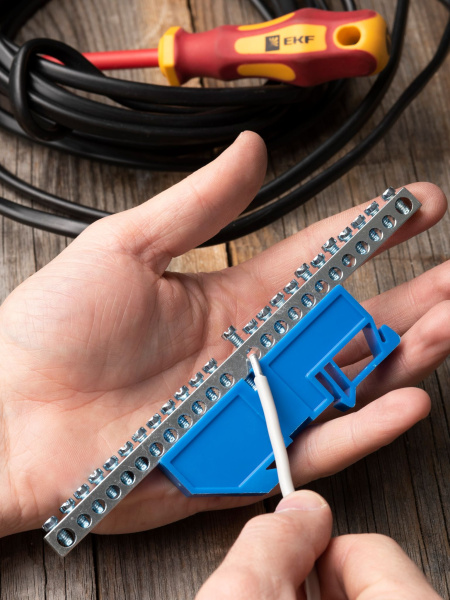 Купить EKF PROxima Шина "0" N (6x9мм) 24 отв. цинк синий изолятор на DIN-рейку