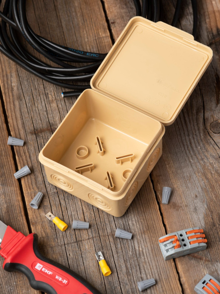 Купить EKF PROxima Коробка распаячная КМР-030-034 пылевлагозащищенная без мембранных вводов (100х100х55) светлое дерево