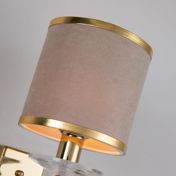 Купить Favourite Classic настенный светильник каркас цвета латунь, абажур из бежевой бархатистой ткани с золотой тесьмой 2689-1W