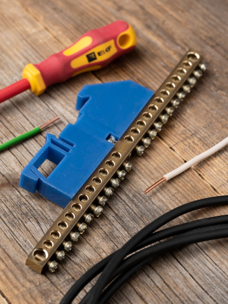 Купить EKF PROxima Шина "0" N (6х9мм) 24 отверстия латунь синий изолятор на DIN-рейку