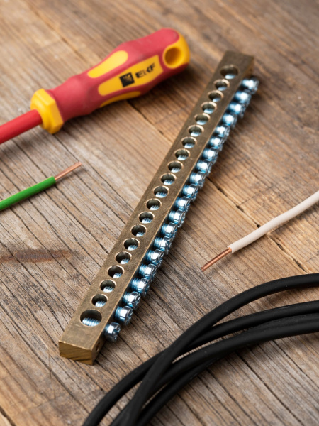 Купить EKF PROxima Шина PEN "ноль-земля" (8х12мм) 20 отверстий латунь крепеж по краям