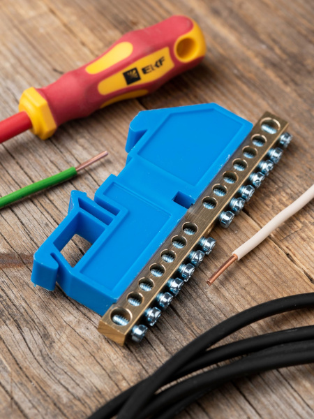 Купить EKF PROxima Шина "0" N (6х9мм) 14 отверстий латунь синий изолятор на DIN-рейку