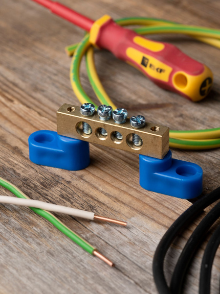 Купить EKF PROxima Шина "0" N (8х12мм) 4 отверстия латунь 2 синих угловых изолятора