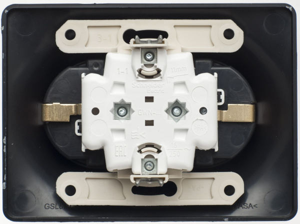 Купить Systeme Electric Glossa Шоколад Розетка 2-ая с/з со шторками, 16А (в сборе)