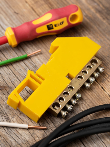 Купить EKF PROxima Шина "0" N (6х9мм) 8 отверстий латунь желтый изолятор на DIN-рейку