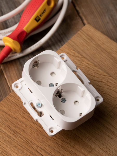 Купить EKF PROxima Стокгольм Белый Розетка 2-ая с/з, со шторками, 16А