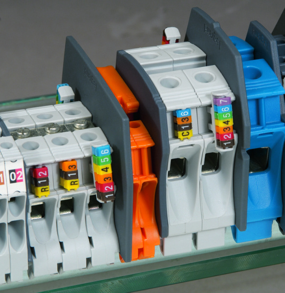 Купить Legrand CAB3 Основание для маркеров (крепление на клемм.блоки Viking 3) 038392