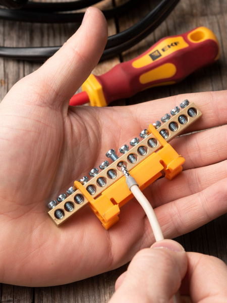 Купить EKF PROxima Шина "0" PE (6х9мм) 14 отверстий латунь желтый изолятор тип "Стойка" на DIN-рейку