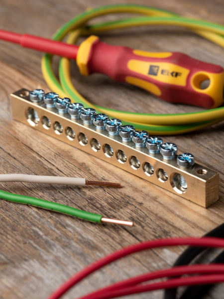 Купить EKF PROxima Шина PEN "ноль-земля" (8х12мм) 12 отверстий латунь крепеж по краям