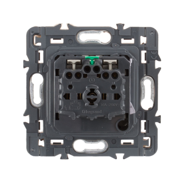 Купить Legrand Celiane2 Титан Розетка с плоской лицевой панелью с/з, безвинт зажим (накладка+механизм) 067167