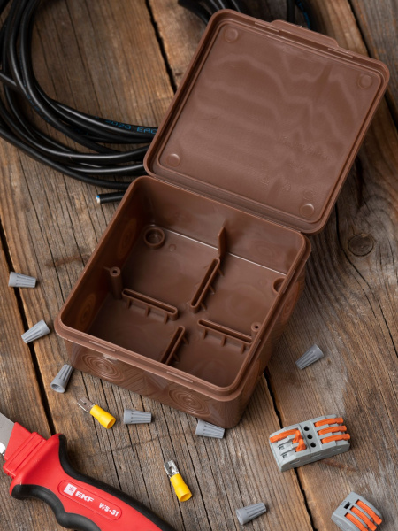 Купить EKF PROxima Коробка распаячная КМР-030-034 пылевлагозащищенная без мембранных вводов (100х100х55) тёмное дерево