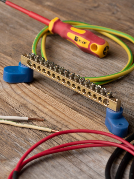 Купить EKF PROxima Шина "0" N (6х9мм) 16 отверстий латунь 2 синих угловых изолятора