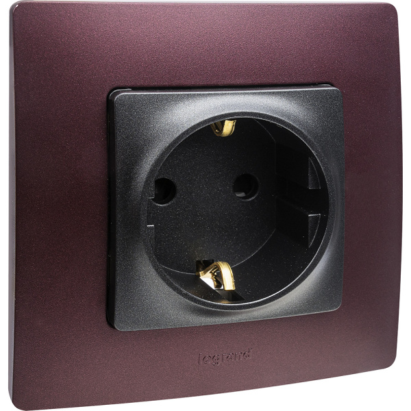 Купить Legrand Etika Антрацит Розетка с/з со шторками, винт. клеммы, 16А, 250 В 672622