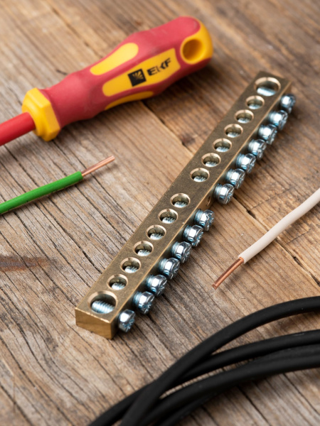 Купить EKF PROxima Шина PEN "ноль-земля" (8х12мм) 14 отверстий латунь крепеж по центру