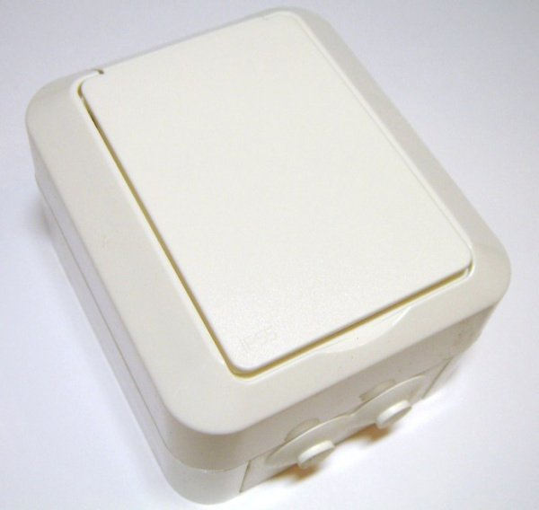 Купить ABB Jussi Бел Розетка SCHUKO с заземлением, 16А/250В, зажимные клеммы, наруж.монтаж, IP55 2TKA000678G1