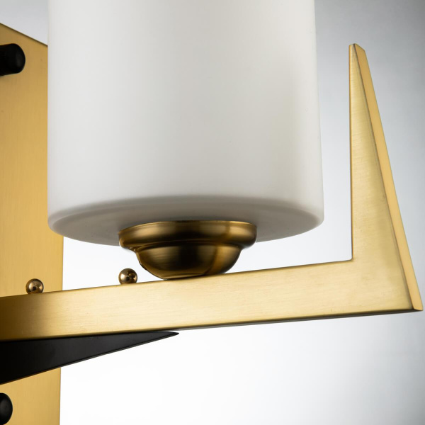 Купить Favourite 2623-1W настенный светильник Каркас цвета латунь с элементами черного цвета, плафон из белого матового стекла