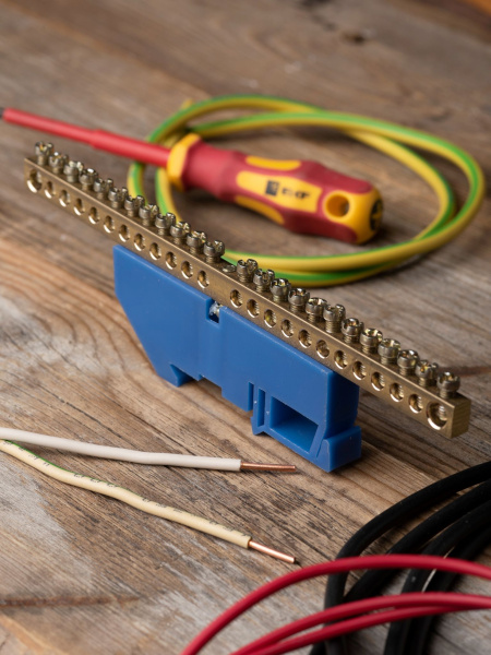 Купить EKF PROxima Шина "0" N (6х9мм) 24 отверстия латунь синий изолятор на DIN-рейку