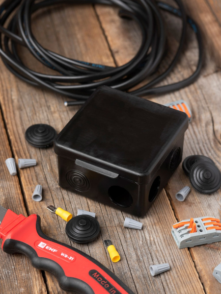 Купить EKF PROxima Коробка распаячная КМР-030-031 с крышкой (80х80х50) 7 мембр. вводов чёрная IP54 plc-kmr-030-031-b