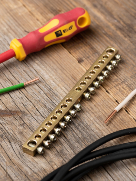 Купить EKF PROxima Шина PEN "ноль-земля" (6х9мм) 16 отверстий латунь крепеж по центру