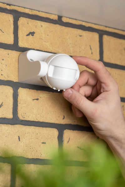 Купить EKF PROxima Микроволновый датчик движения бел. 1200Вт 180гр. до 15м IP44 MW-702