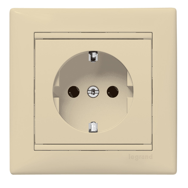 Купить Legrand Valena Крем Розетка 1-ая с/з с защитными шторками 774321