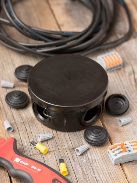 Купить EKF PROxima Коробка распаячная КМР-040-039 с крышкой (85х40) 4 мембр. ввода чёрная IP54