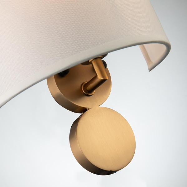 Купить Favourite 2624-1W настенный светильник Каркас цвета латунь, плафон из белого шелка