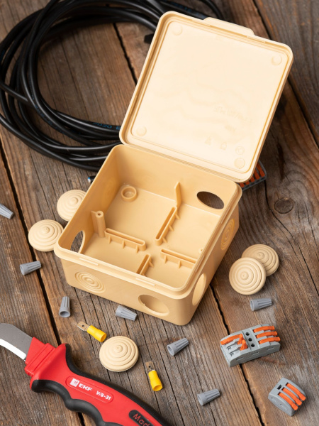 Купить EKF PROxima Коробка распаячная КМР-030-014 с крышкой (100х100х55), 8 мембранных вводов светлое дерево IP54