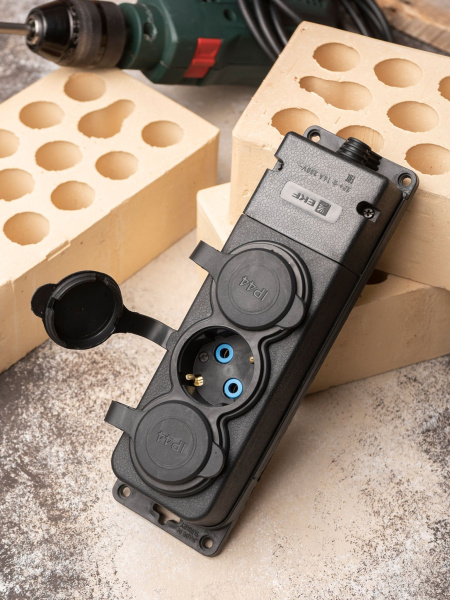 Купить EKF PROxima Роз. (колодка) трехмест. с защит. крышками каучуковая 230В 2P+PE 16A IP44 PRO