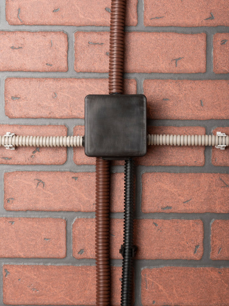 Купить EKF PROxima Коробка распаячная КМР-030-031 с крышкой (80х80х50) 7 мембр. вводов чёрная IP54 plc-kmr-030-031-b