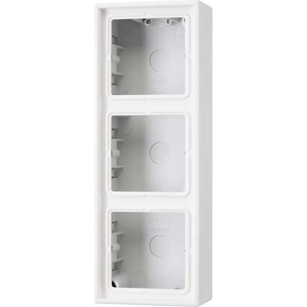 JUNG LS 990 Белая Коробка для накладного монтажа 3-кратная LS583AWW