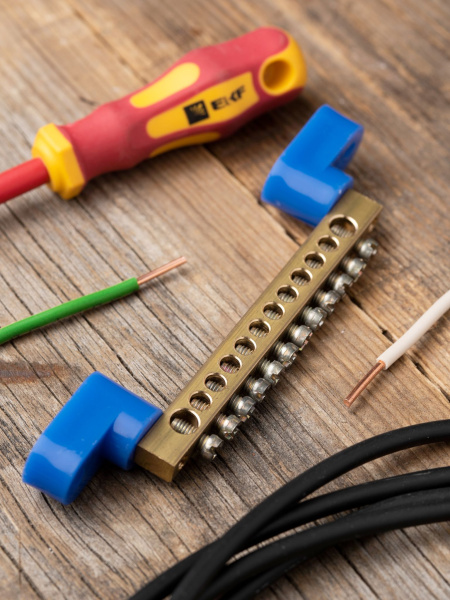 Купить EKF PROxima Шина "0" N (6х9мм) 12 отверстий латунь 2 синих угловых изолятора