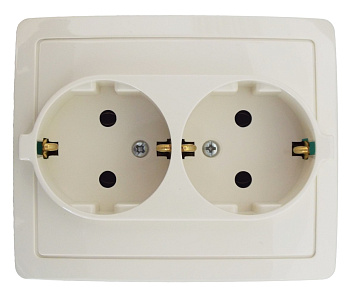 Simon 15 Слоновая кость Розетка двойная с заземлением 2*2Р+Е без шторок, винт.зажим,16А, 250В 1590456-031