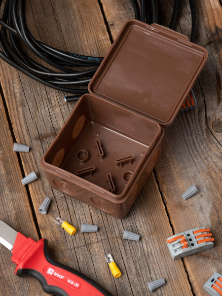 Купить EKF PROxima Коробка распаячная КМР-030-035 пылевлагозащищенная без мембранных вводов (80х80х50) тёмное дерево