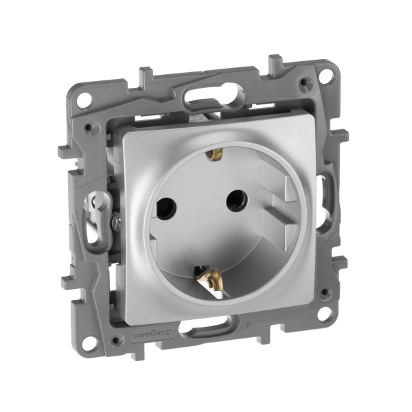 Legrand Etika Алюминий Розетка с/з со шторками, винтовые клеммы, 16А, 250 В 672422
