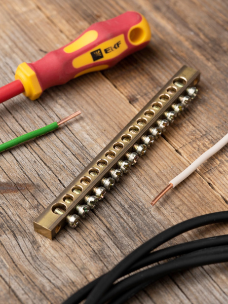 Купить EKF PROxima Шина PEN "ноль-земля" (6х9мм) 16 отверстий латунь крепеж по краям