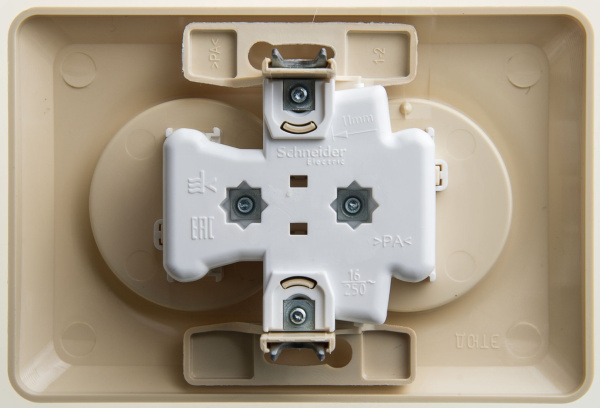 Купить Systeme Electric Этюд Крем Розетка 2-ая б/з со шторками 16А 250B