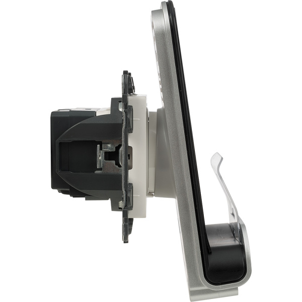 Купить Legrand Valena LIFE Беспроводное зарядное устройство Qi 1А с дополнительным разьемом USB A 5В 2,4А. 753114