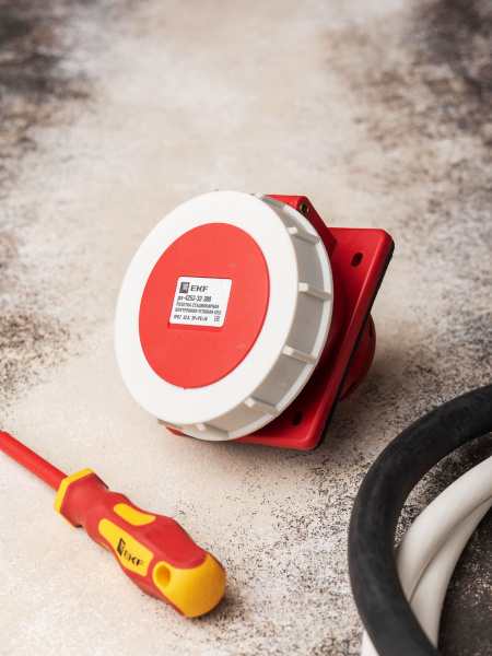 Купить EKF PROxima Розетка стационарная внутренняя угловая 4252 3Р+РЕ+N 32А 380В IP67