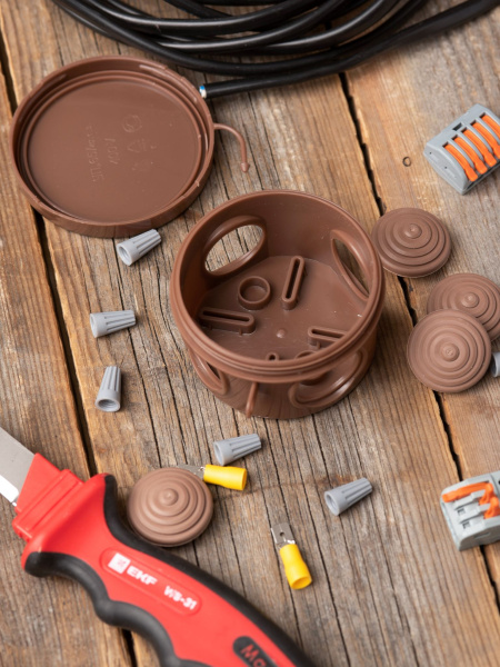 Купить EKF PROxima Коробка распаячная КМР-040-038 с крышкой (65х40) 4 мембранных ввода тёмное дерево IP54