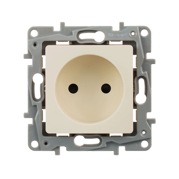 Купить Legrand Etika Слоновая кость Розетка б/з со шторками, винтовые клеммы 672334