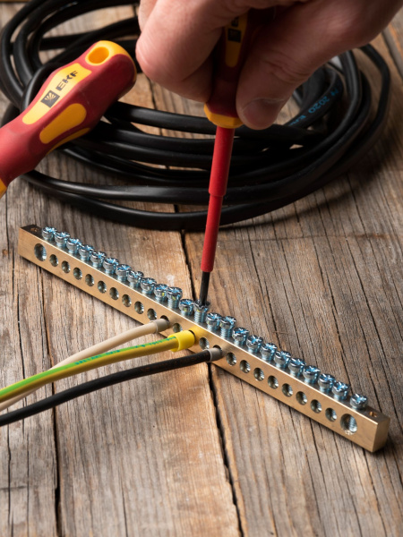 Купить EKF PROxima Шина PEN "ноль-земля" (8х12мм) 24 отверстия латунь крепеж по краям